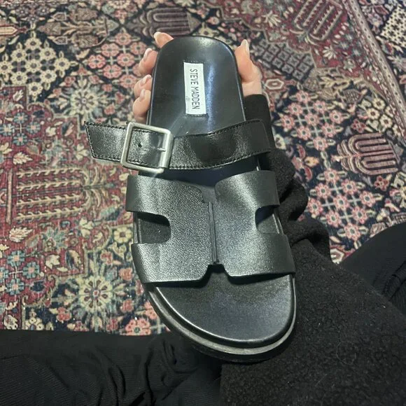 Steve Madden flatform slide sandals in black leather. - Picture 2 of 5